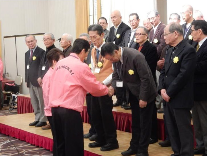 ご長寿祝いの皆様と言葉を交わす朝妻会長