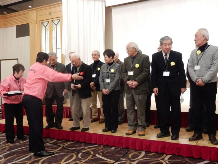 お一人お一人にお祝いの記念品のお渡しです