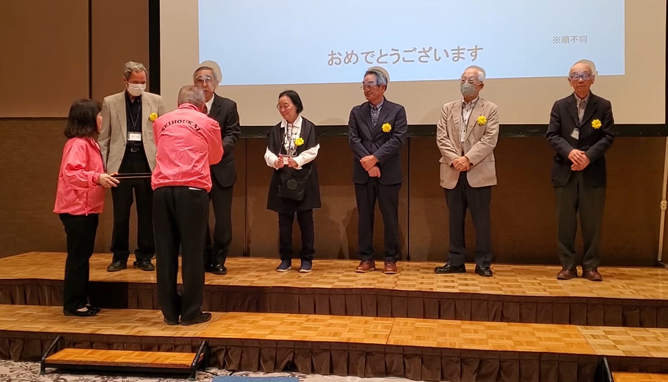 板倉会長よりお祝いのお渡し 板倉会長よりお祝いのお渡し
