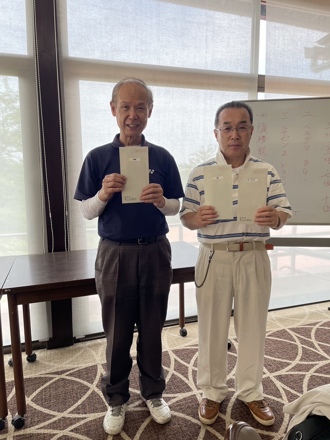 右より　渡辺さん（優勝・ニアピン賞）月原さん（準優勝）