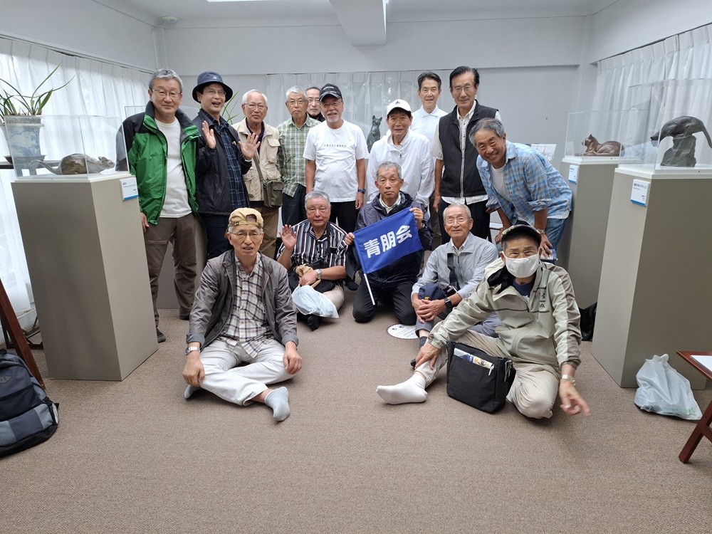 欄の間で集合写真
