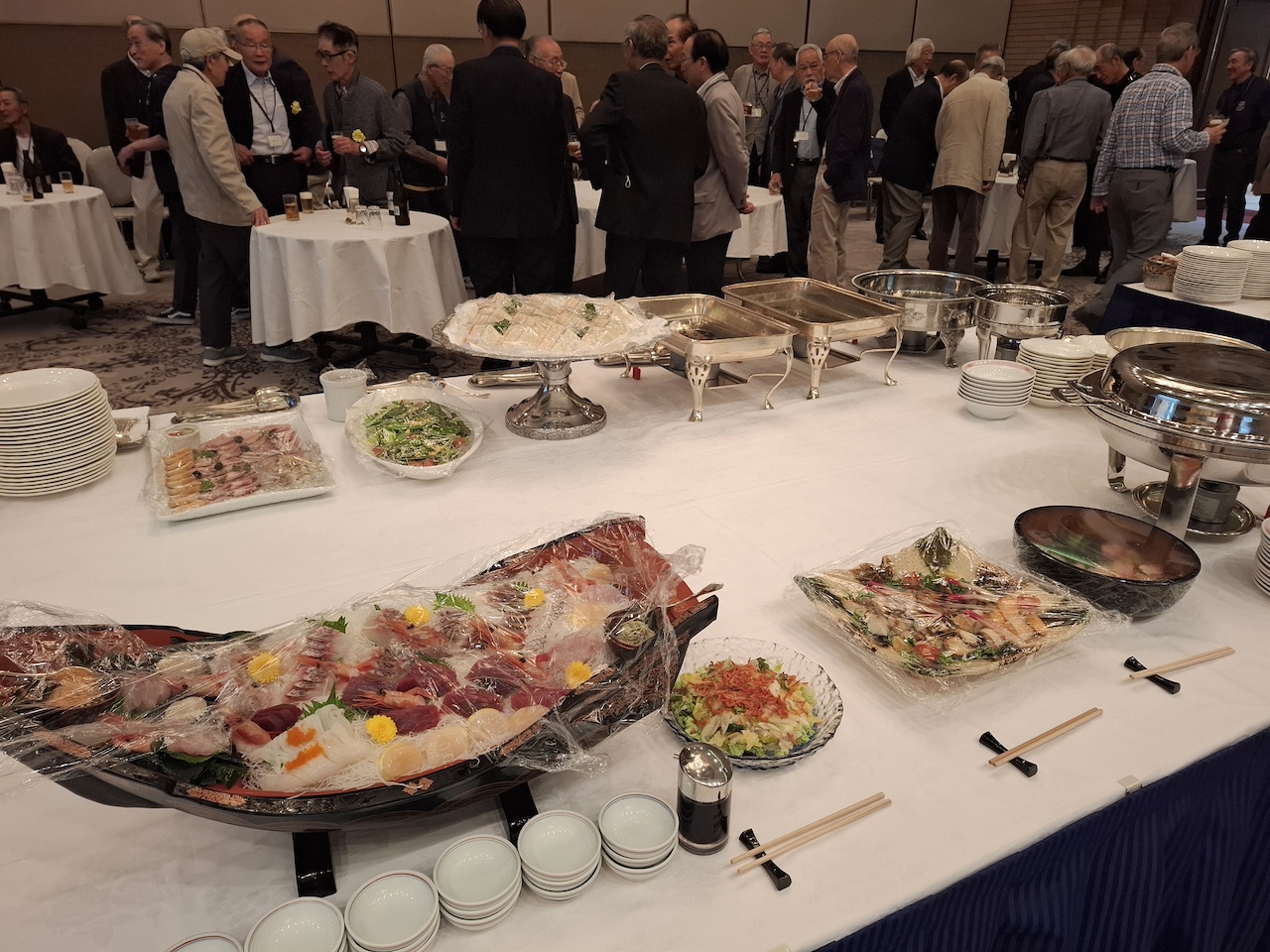 料理は刺身やそばの和食に人気
